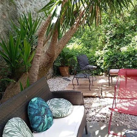 Maison Deux Chambres, Garage, Jardin, Chez Nadine Апартаменты *