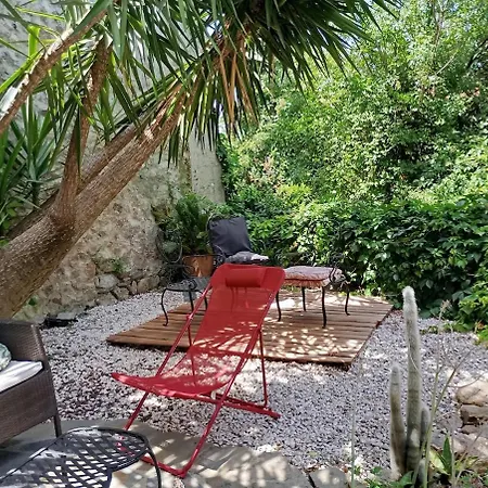 Maison Deux Chambres, Garage, Jardin, Chez Nadine Апартаменты *